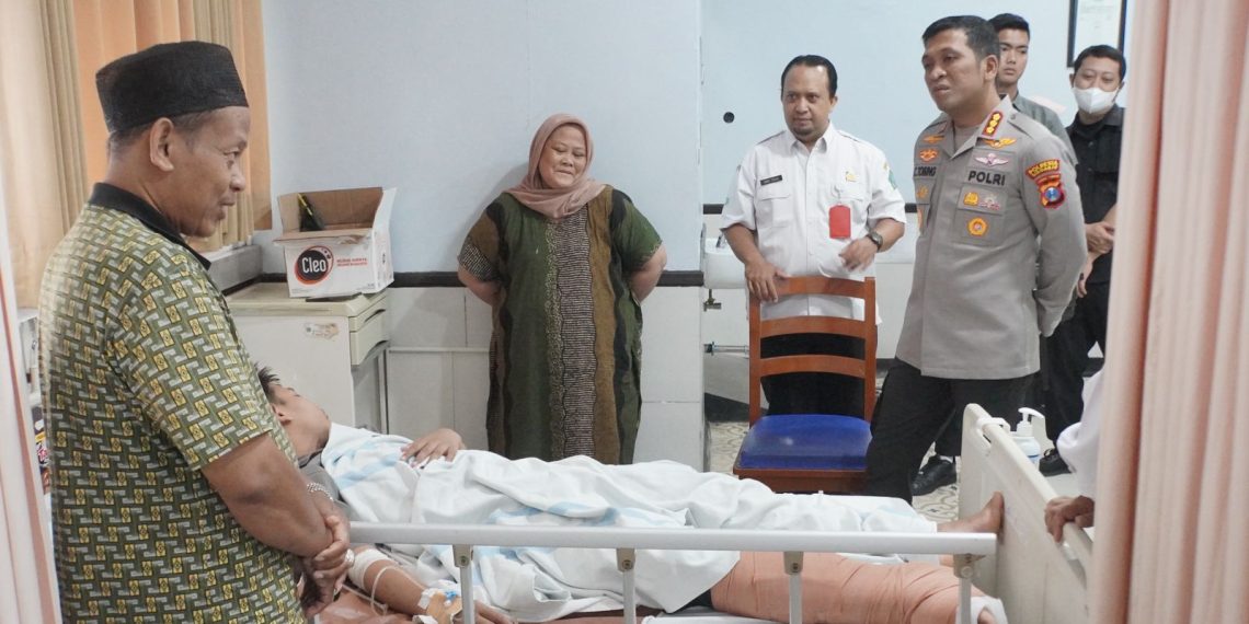Kapolresta Sidoarjo Jenguk Santri yang Masih dalam Perawatan