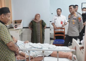 Kapolresta Sidoarjo Jenguk Santri yang Masih dalam Perawatan