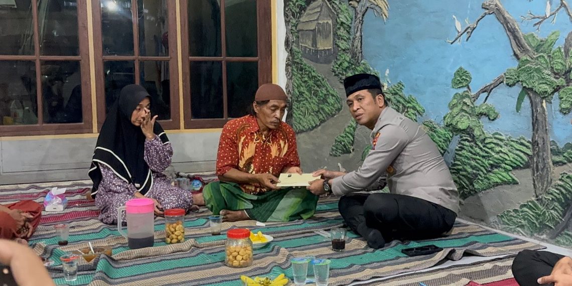Kapolresta Sidoarjo Takziyah dan Berikan Santunan Ke Keluarga Santri Rizki Maulana