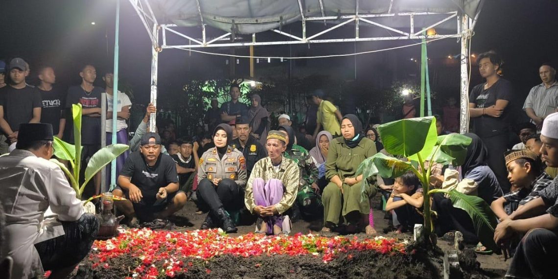 Kapolsek Sedati Ikuti Pemakaman Santri Al Khoziny Asal Desa Pulungan