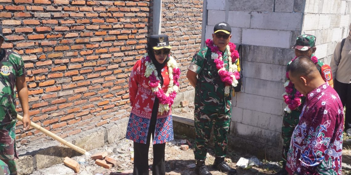 Wabup Hj Mimik Idayana Dampingi Brigjen TNI Farouk Pakar Pimpin Tim Wasev TMMD Ke-126 Tinjau Proyek di Sidoarjo