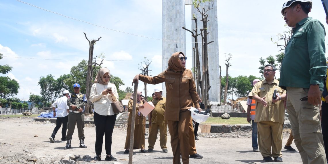 Sidak Progres Revitalisasi Alun-alun Sidoarjo, Wabup Mimik Idayana Minta Pelaksana Proyek Selesaikan Sesuai Kontrak