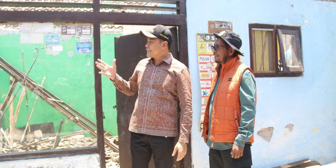 Bupati Subandi Bangun Lagi Rumah Ambruk Warga Magersari