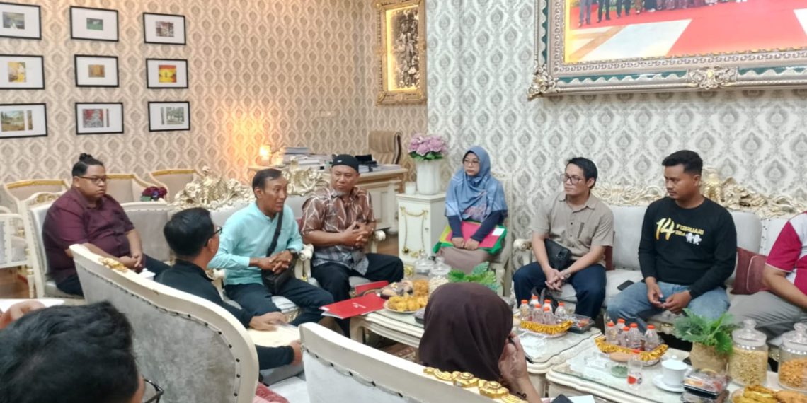 Tuntut Kepastian Sertifikat Tanah Kavling, Warga Kepatihan Tulangan Ngadu dan Datangi Rumah Dinas Wakil Bupati Sidoarjo
