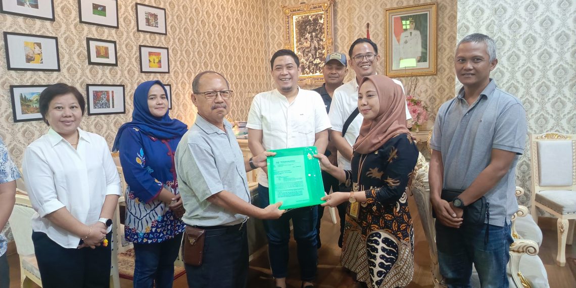 Tembok Perumahan Akan Dibongkar Pemkab, Warga Mutiara Regency Ngadu Wabup Mimik Idayana