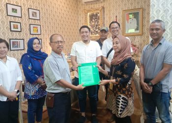 Tembok Perumahan Akan Dibongkar Pemkab, Warga Mutiara Regency Ngadu Wabup Mimik Idayana