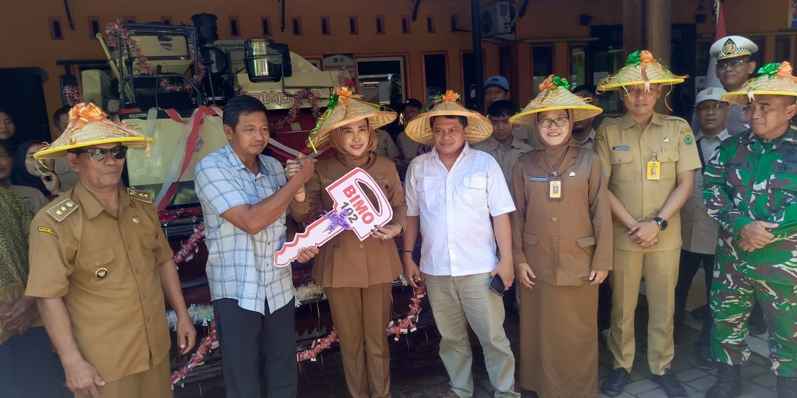 Bantu Ketahanan Pangan, Wabup Mimik Idayana Serahkan Alsintan Petani Sukodono