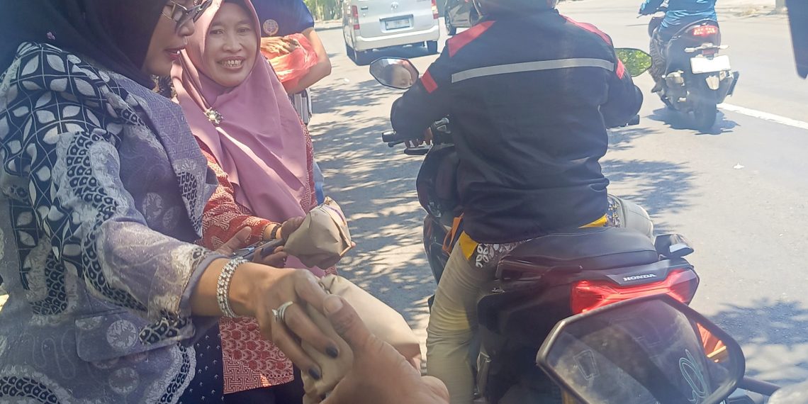 Jumat Berkah, Wabup Mimik Idayana Bagikan 300 Nasi Bungkus ke Masyarakat