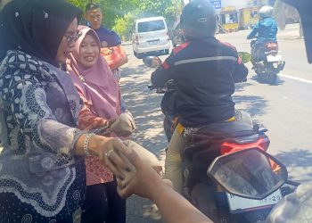 Jumat Berkah, Wabup Mimik Idayana Bagikan 300 Nasi Bungkus ke Masyarakat