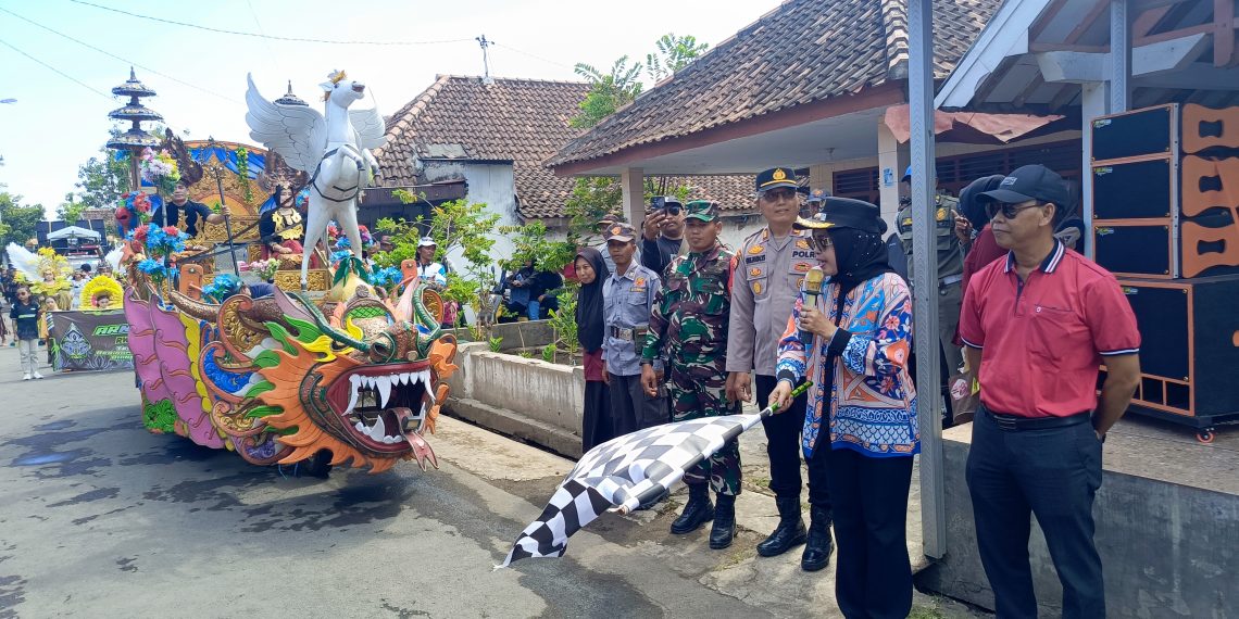 Wabup Mimik Idayana Lepas Parade Budaya di Desa Semambung Jabon