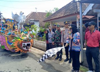 Wabup Mimik Idayana Lepas Parade Budaya di Desa Semambung Jabon