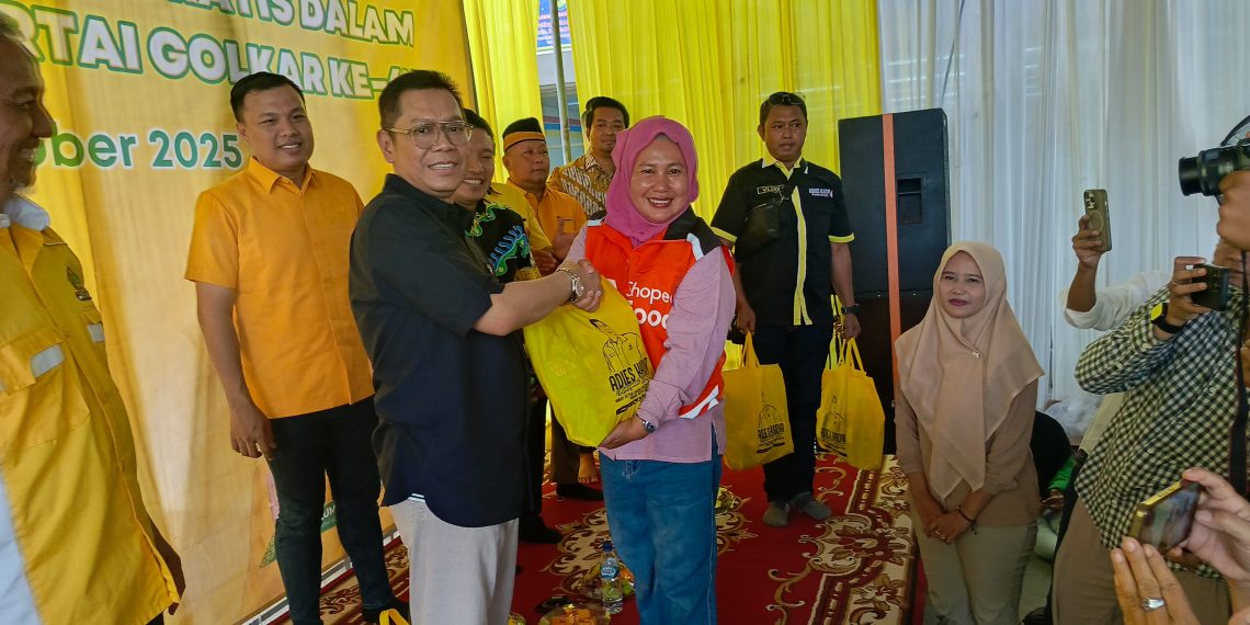 Adies Kadir dan Golkar Sidoarjo Bagikan Ribuan Sembako Gratis