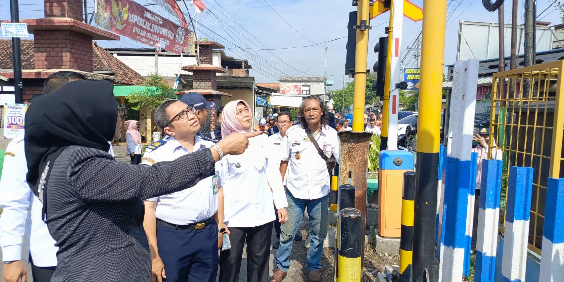 Solusi Kemacetan, Wabup Mimik Idayana Pastikan Perlintasan KA Gelam Dilebarkan 1,5 Meter