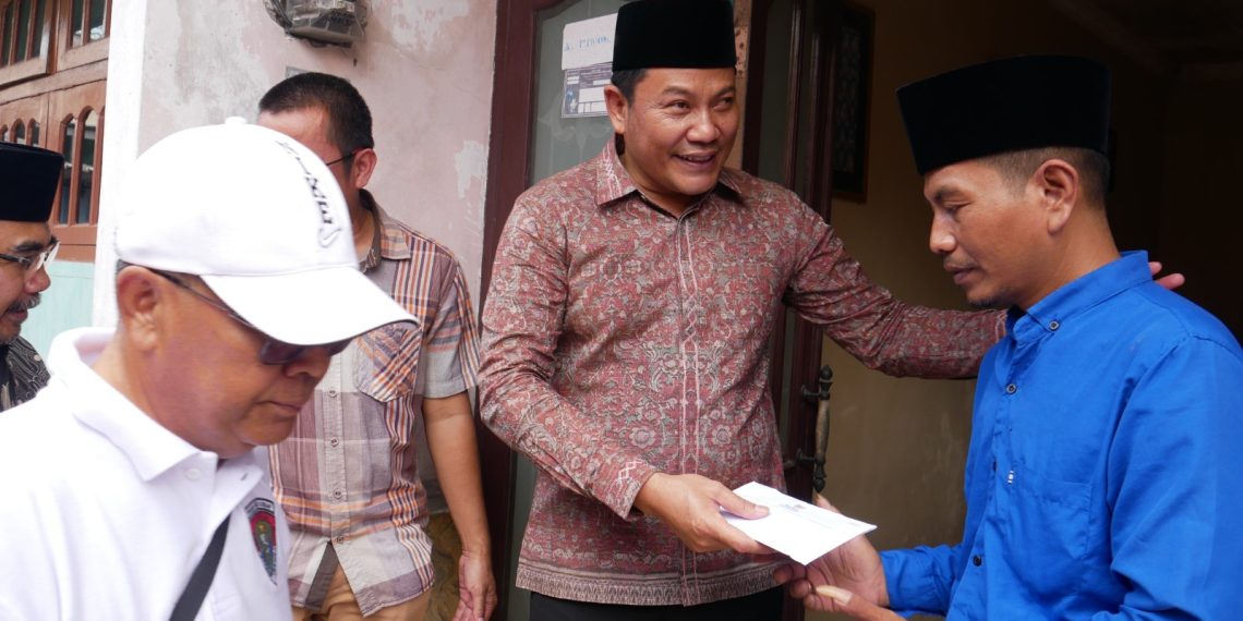 Bupati Subandi Serahkan Santunan Rp 10 Juta Untuk Korban Tragedi Pondok Al Khoziny