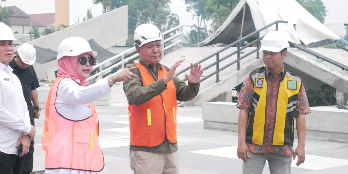 Kembali Sidak, Wabup Mimik Idayana Minta Kontraktor Revitalisasi Alun-alun Sidoarjo Selesai Tepat Waktu