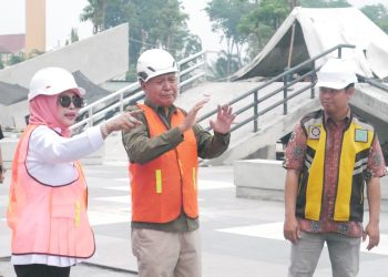 Kembali Sidak, Wabup Mimik Idayana Minta Kontraktor Revitalisasi Alun-alun Sidoarjo Selesai Tepat Waktu