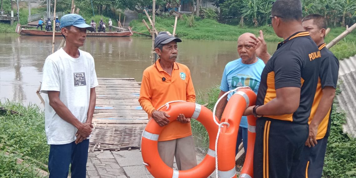 Antisipasi Cuaca Ekstrem, Kapolsek Balongbendo Cek Keamanan Penyeberangan Tambangan Perahu