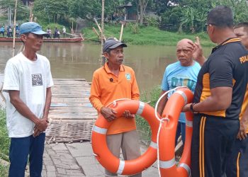 Antisipasi Cuaca Ekstrem, Kapolsek Balongbendo Cek Keamanan Penyeberangan Tambangan Perahu