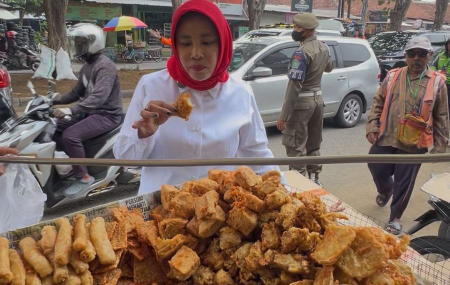 Wabup Hj Mimik Idayana Borong Dagangan PKL Taman Pinang