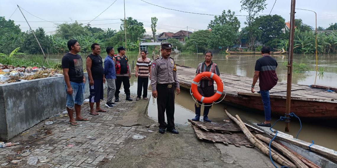 Polsek Balongbendo Cek Keamanan Penyeberangan Tambangan Perahu