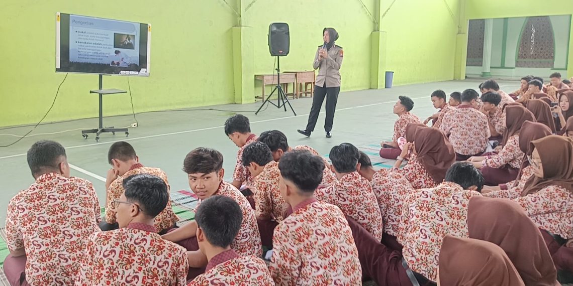 Polisi Beri Edukasi Bahaya Kenakalan Remaja dan Tertib Lalu Lintas di SMAN 1 Krian