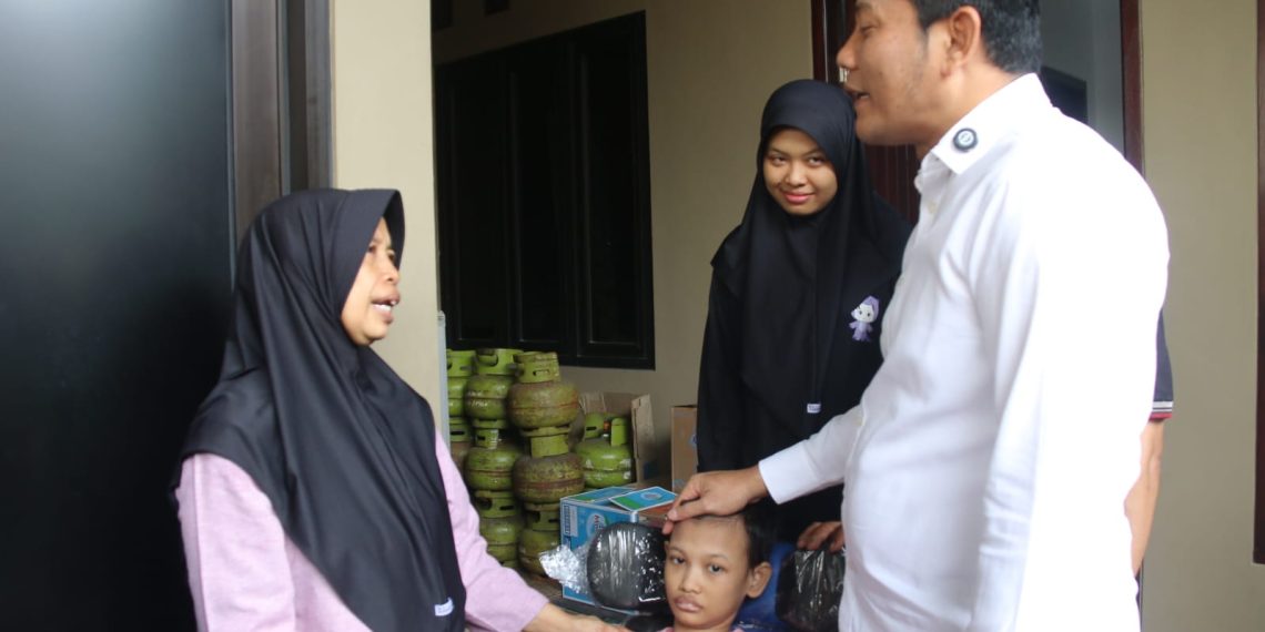 Bupati Subandi Beri Bantuan Kursi Roda Gadis Lumpuh