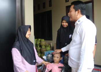 Bupati Subandi Beri Bantuan Kursi Roda Gadis Lumpuh