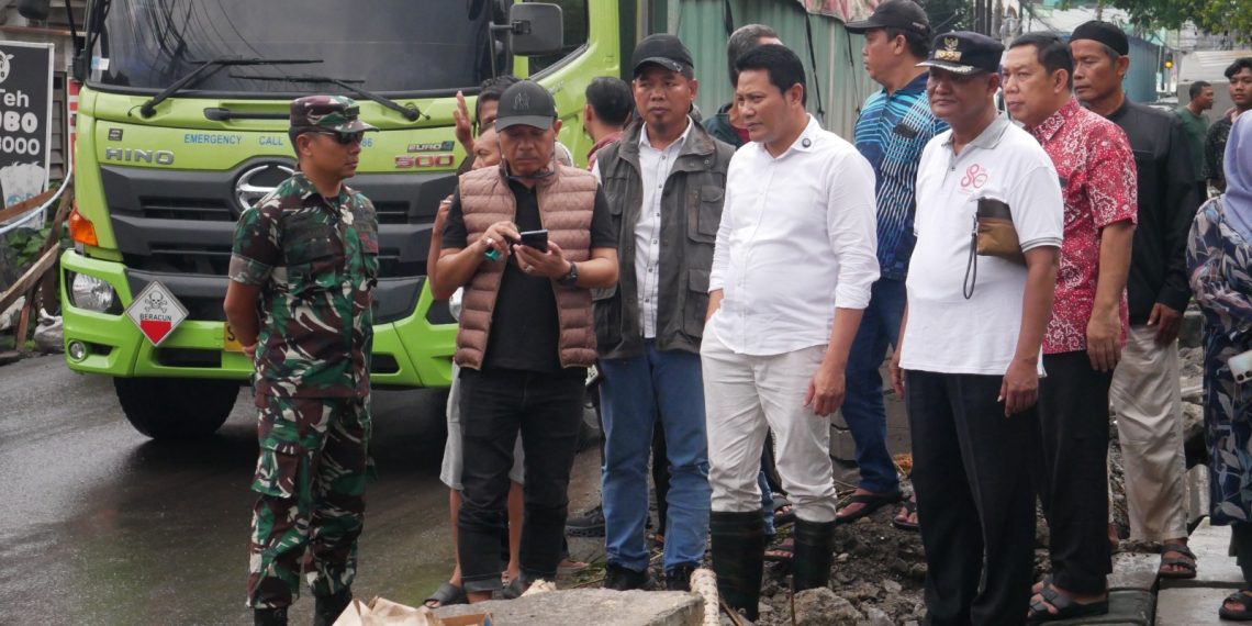 Bupati Subandi Sidak Proyek Betonisasi Kureksari, Tekankan Kualitas dan Ketepatan Waktu
