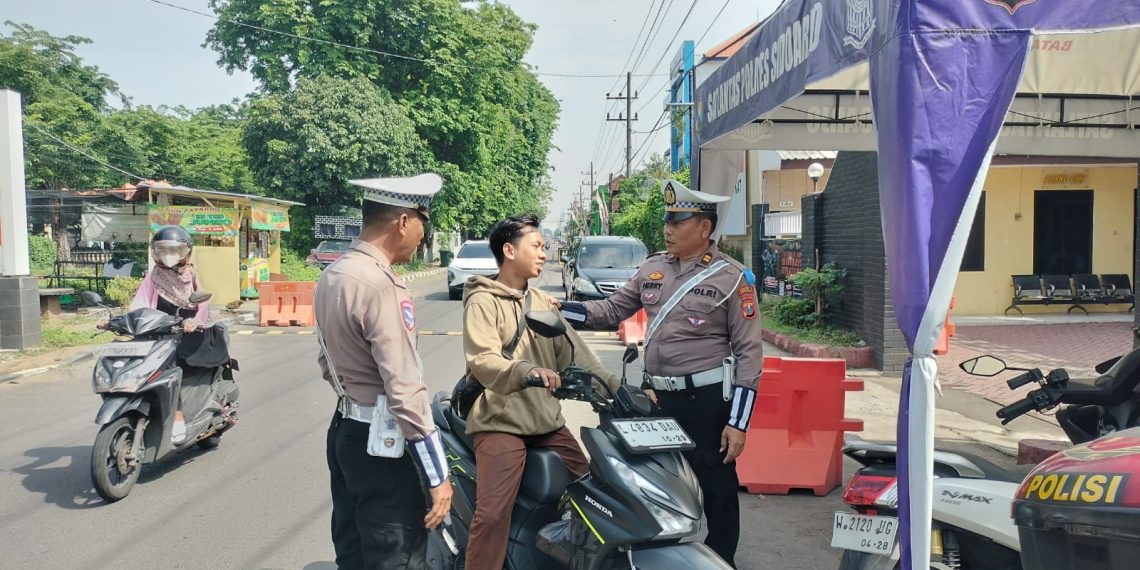 Sosialisasikan Operasi Zebra Semeru, Polsek Waru Ajak Pengendara Tertib Berlalu Lintas