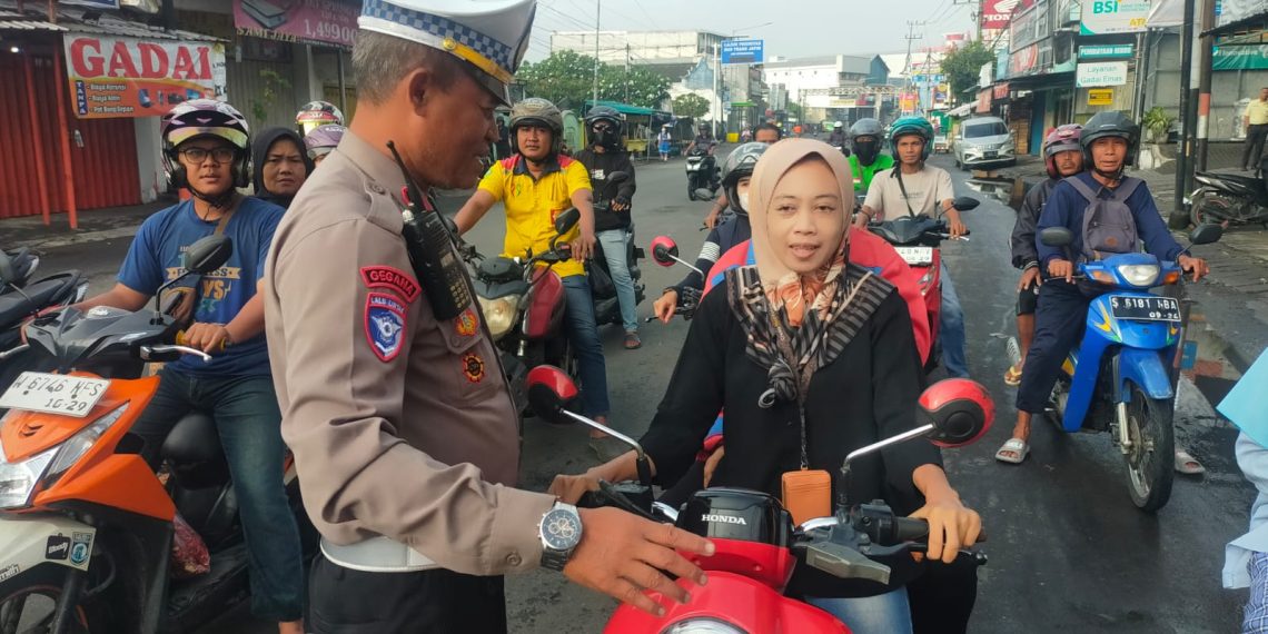 Upaya Humanis Anggota Polsek Krian Edukasi Pengendara Tanpa Helm