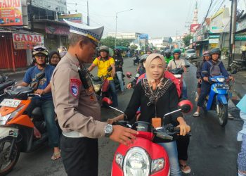 Upaya Humanis Anggota Polsek Krian Edukasi Pengendara Tanpa Helm