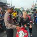 Upaya Humanis Anggota Polsek Krian Edukasi Pengendara Tanpa Helm
