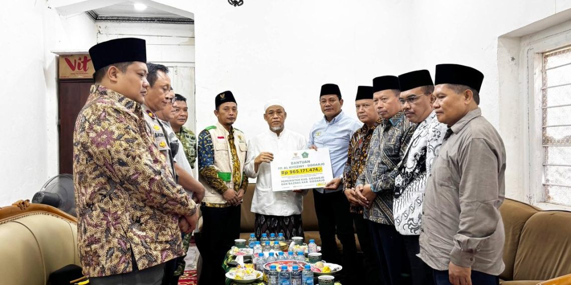Bupati Subandi Serahkan Donasi dari Para ASN ke Pesantren Al-Khoziny