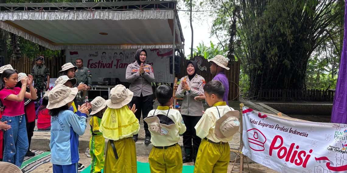 Polwan Polresta Sidoarjo Beri Edukasi Bijak Penggunaan Gadget Sejak Dini di Kampung Lali Gadget