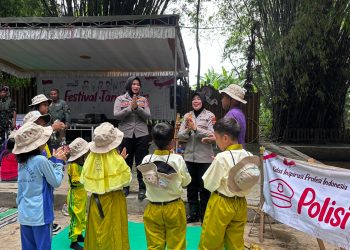 Polwan Polresta Sidoarjo Beri Edukasi Bijak Penggunaan Gadget Sejak Dini di Kampung Lali Gadget