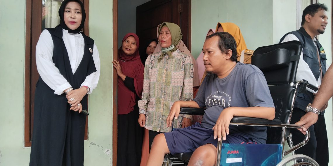 Wabup Sidoarjo Mimik Idayana Salurkan Bantuan Kursi Roda kepada Warga Kedungboto dan Mindi Porong