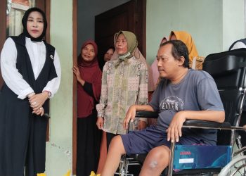 Wabup Sidoarjo Mimik Idayana Salurkan Bantuan Kursi Roda kepada Warga Kedungboto dan Mindi Porong