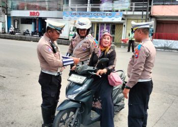 Polsek Porong Beri Teguran Humanis Pengendara Tanpa Helm untuk Keselamatan Bersama