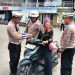 Polsek Porong Beri Teguran Humanis Pengendara Tanpa Helm untuk Keselamatan Bersama