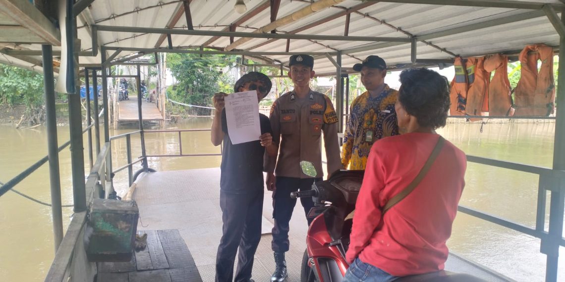 Polisi Beri Himbauan Keamanan kepada Operator Penyeberangan di Krembangan Taman