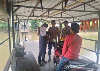 Polisi Beri Himbauan Keamanan kepada Operator Penyeberangan di Krembangan Taman