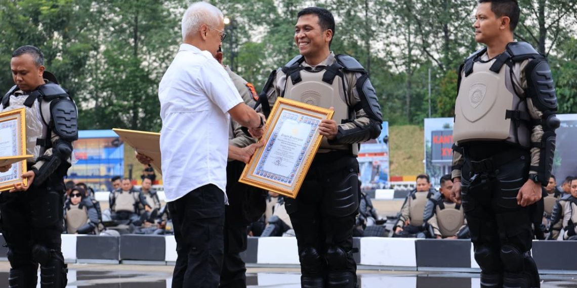 Kapolresta Sidoarjo Terima Penghargaan Kapolri dalam Apel Kasatwil 2025
