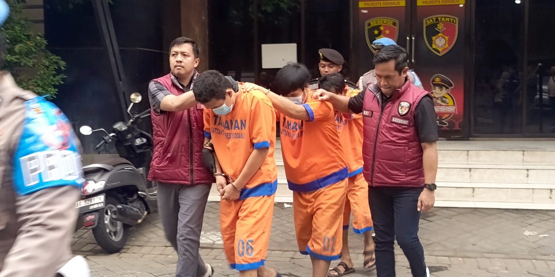 Komplotan Spesialis Ganjal Mesin ATM di Rest Area Tol Sidoarjo, Kuras Rp 135 Juta Milik Korban