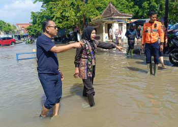 Sidak Banjir Sidoarjo Kota, Wabup Mimik Idayana Minta Bangun Embung di Sidokare Atasi Banjir Tahunan