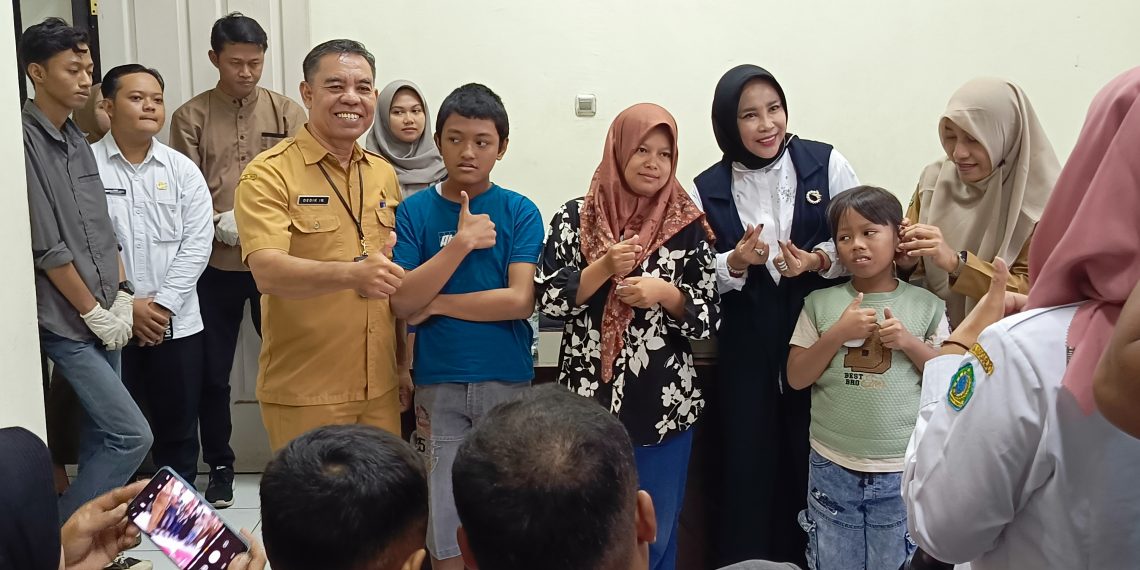 Wabup Mimik Idayana Serahkan Alat Bantu Dengar Kepada 27 Penyandang Disabilitas Tuna Rungu
