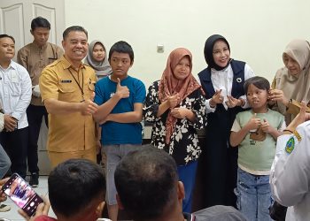 Wabup Mimik Idayana Serahkan Alat Bantu Dengar Kepada 27 Penyandang Disabilitas Tuna Rungu