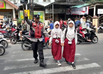 Peduli Keselamatan Pelajar, Patroli Polsek Krian Gatur Lalin dan Penyeberangan Depan Sekolah