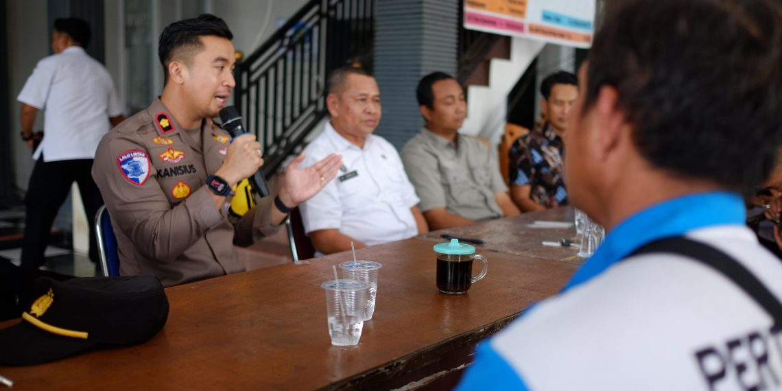 Kapolsek Taman Mediasi BUMDes Tawangsari dan Warga yang Keluhkan Pengelolaan Peternakan Ayam