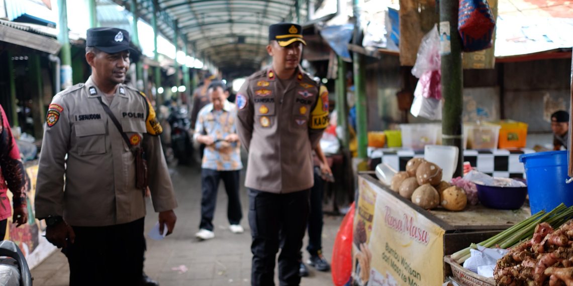Kapolsek Taman Blusukan ke Pasar Sepanjang, Pantau Harga Sembako Jelang Nataru