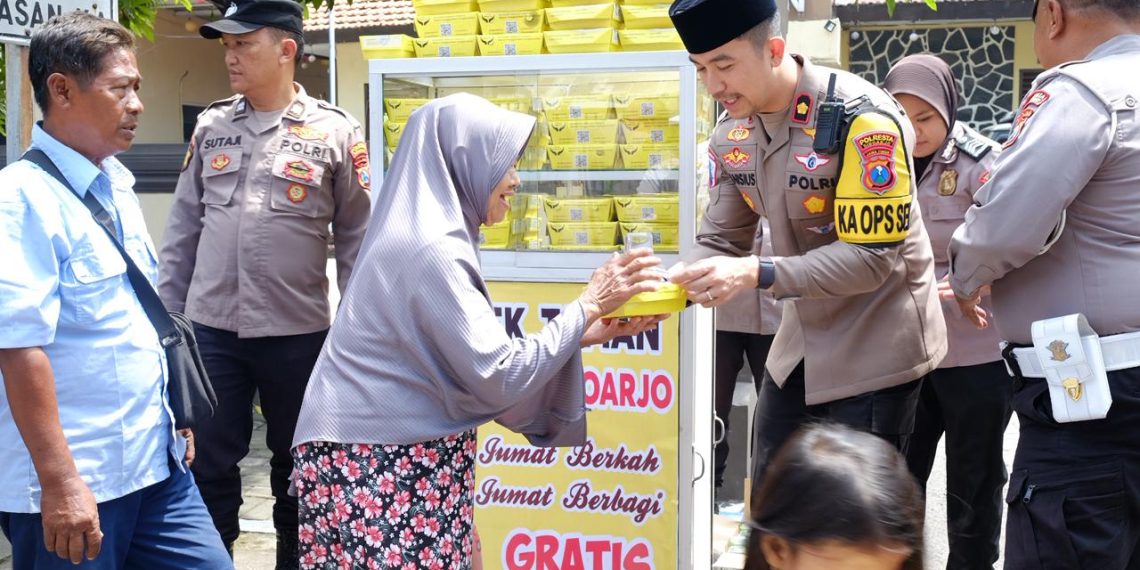 Jumat Berkah Polsek Taman Bagikan Makanan Gratis